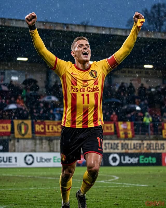 Thorgan Hazard ghi bàn quyết định giúp Lens ngược dòng thắng Paris FC 2-1 dưới mưa, áp sát nhóm dẫn đầu Ligue 1