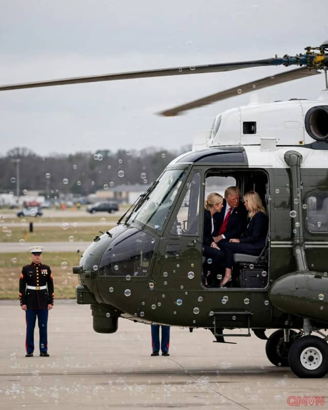 Một bức ảnh trên trực thăng Marine One và câu chuyện về vòng tròn quyền lực quanh Tổng thống Mỹ Donald Trump trước bầu cử giữa kỳ