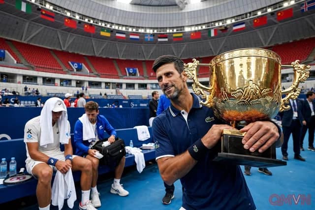 Ba mươi bốn trận, không một lần thua: Djokovic vô địch China Open lần thứ bảy sau khi De Minaur bỏ cuộc vì chấn thương