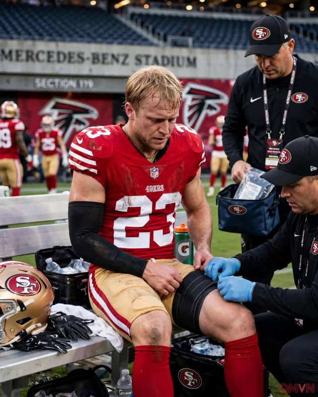 Christian McCaffrey của San Francisco 49ers trở lại sân sau chấn thương đùi ở hiệp một trận gặp Atlanta Falcons