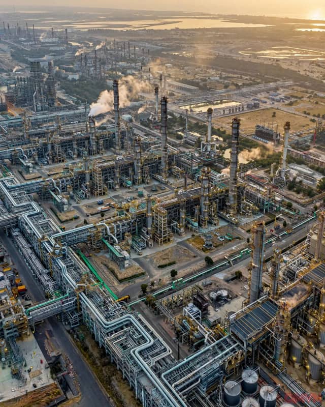 Ngoại trưởng Mỹ Marco Rubio thăm nhà máy lọc dầu Jamnagar của tỷ phú Ambani ở Ấn Độ khi giá dầu diesel tại Mỹ tăng vọt