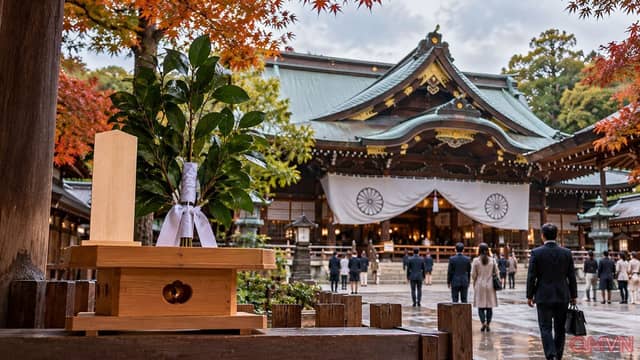 Thủ tướng Nhật Bản Sanae Takaichi gửi lễ vật tới đền Yasukuni, khơi lại bài toán ký ức chiến tranh và ngoại giao Đông Á